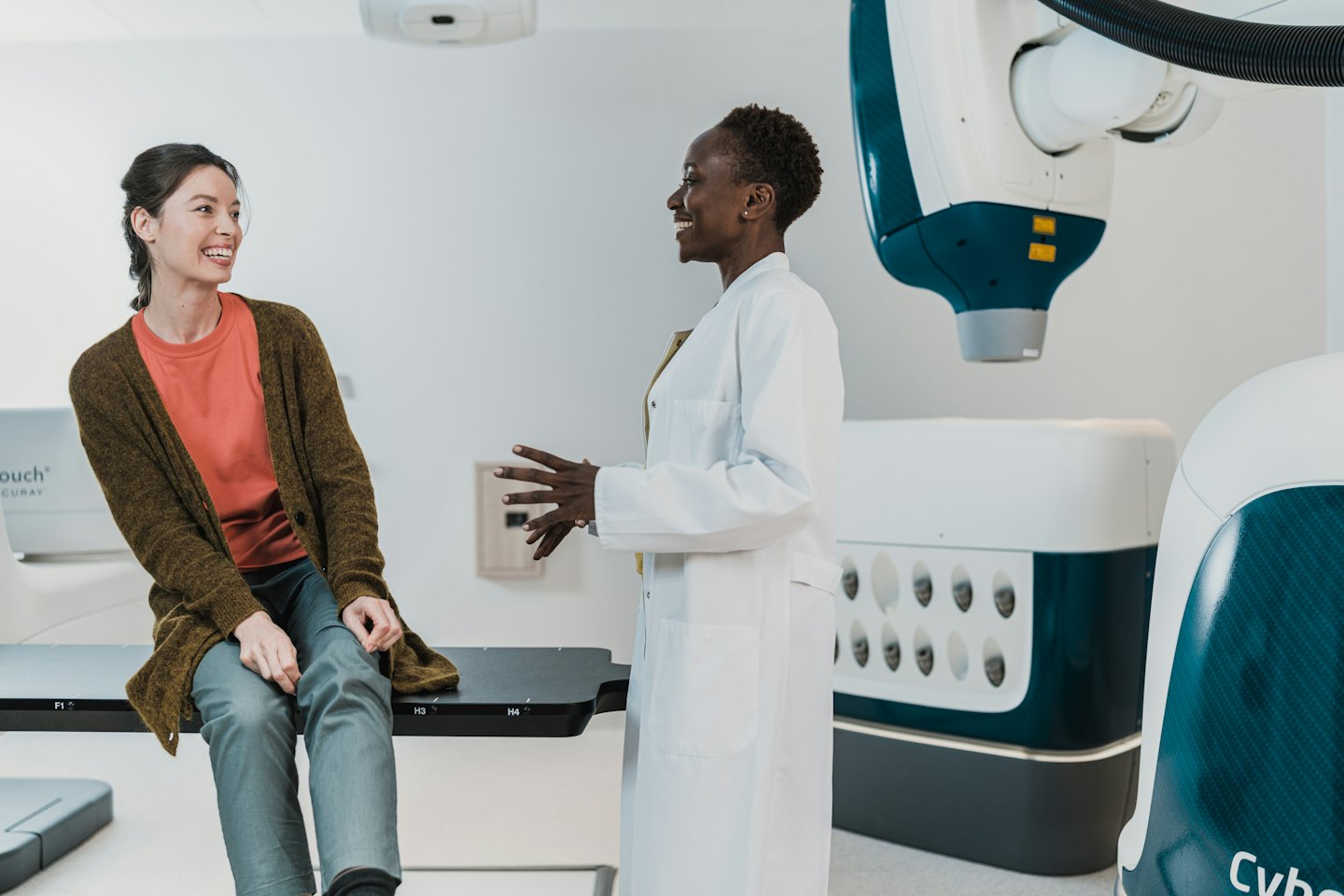 Medizinisches Fachpersonal bespricht sich mit Patient in einer Klinik.